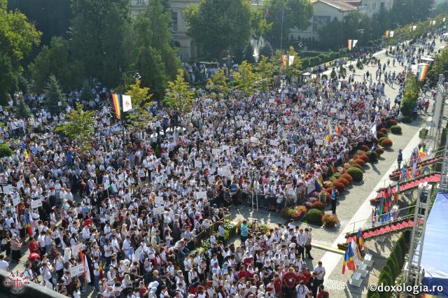 (Video) Peste 6000 de tineri la Sfânta şi Dumnezeiasca Liturghie de la ITO 2017