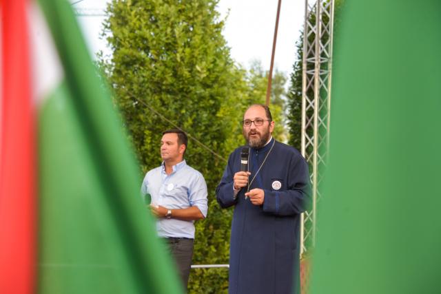 Părintele Necula, către miile de tineri prezenți la Iași: „A fi liber în Hristos înseamnă a dărui cu zâmbetul pe buze!”