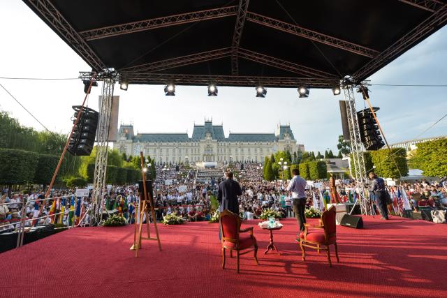 Părintele Necula, către miile de tineri prezenți la Iași: „A fi liber în Hristos înseamnă a dărui cu zâmbetul pe buze!”