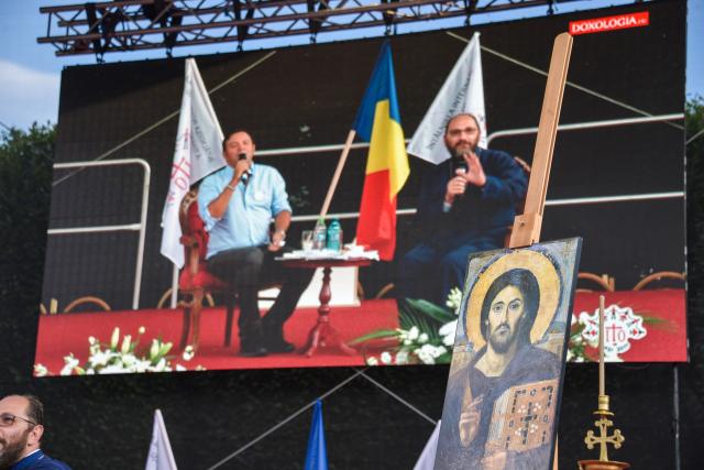 Părintele Necula, către miile de tineri prezenți la Iași: „A fi liber în Hristos înseamnă a dărui cu zâmbetul pe buze!”