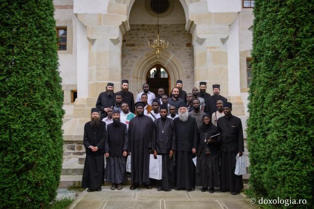 (Foto) Tineri din Patriarhia Alexandriei și a întregii Africi, în vizită la mănăstirile din Bucovina