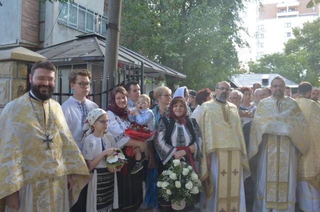 Biserica Ciurchi, solemnitate şi frumuseţe la primirea hainei luminoase a sfinţirii