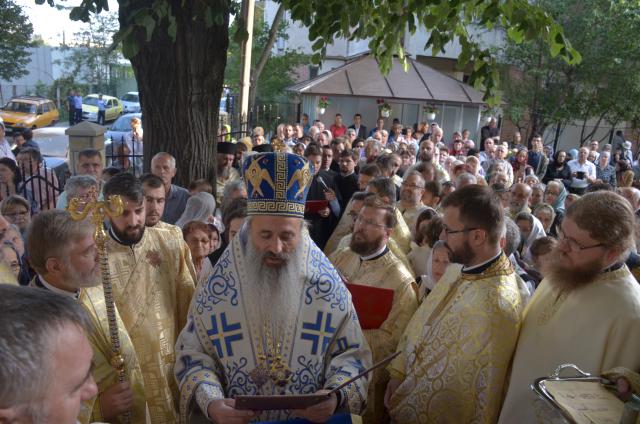Biserica Ciurchi, solemnitate şi frumuseţe la primirea hainei luminoase a sfinţirii