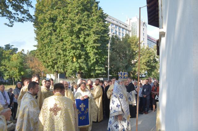 Biserica Ciurchi, solemnitate şi frumuseţe la primirea hainei luminoase a sfinţirii