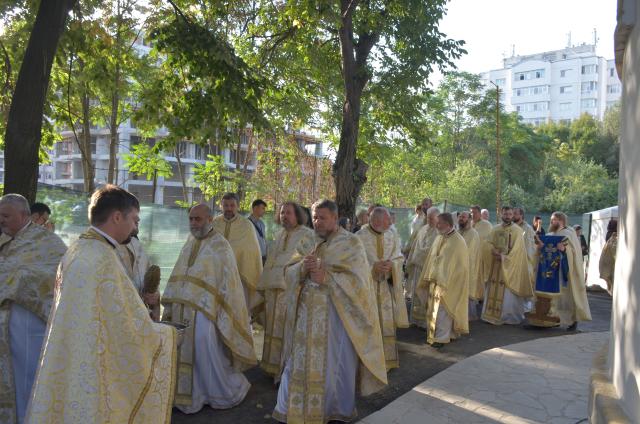 Biserica Ciurchi, solemnitate şi frumuseţe la primirea hainei luminoase a sfinţirii