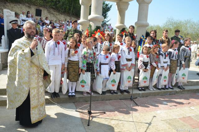 IPS Pimen a sfinţit un monument dedicat eroului Ioan Grosaru