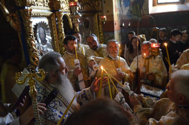 Biserica Ciurchi, solemnitate şi frumuseţe la primirea hainei luminoase a sfinţirii