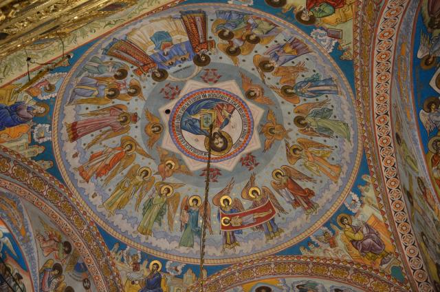 Biserica Ciurchi, solemnitate şi frumuseţe la primirea hainei luminoase a sfinţirii