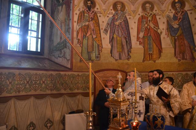 Biserica Ciurchi, solemnitate şi frumuseţe la primirea hainei luminoase a sfinţirii