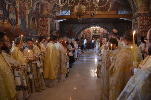 Biserica Ciurchi, solemnitate şi frumuseţe la primirea hainei luminoase a sfinţirii