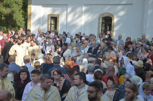 Biserica Ciurchi, solemnitate şi frumuseţe la primirea hainei luminoase a sfinţirii