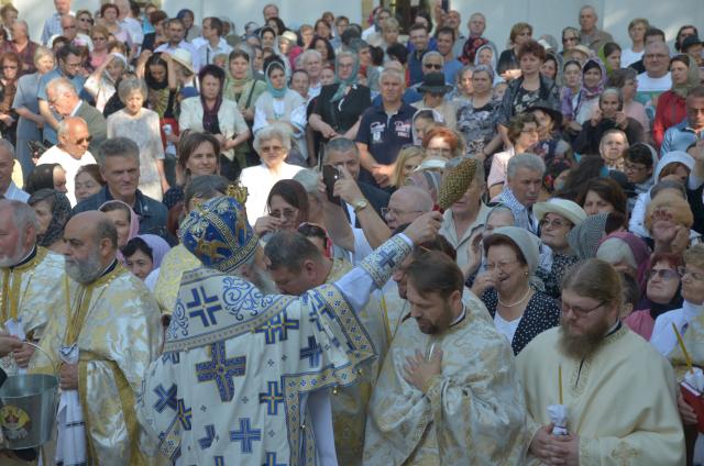 Biserica Ciurchi, solemnitate şi frumuseţe la primirea hainei luminoase a sfinţirii