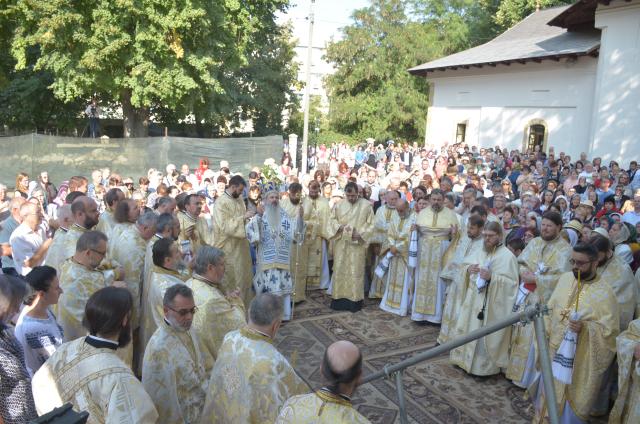 Biserica Ciurchi, solemnitate şi frumuseţe la primirea hainei luminoase a sfinţirii