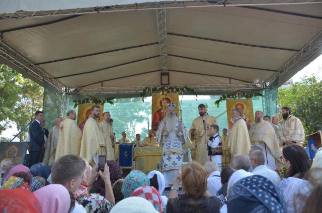 Biserica Ciurchi, solemnitate şi frumuseţe la primirea hainei luminoase a sfinţirii