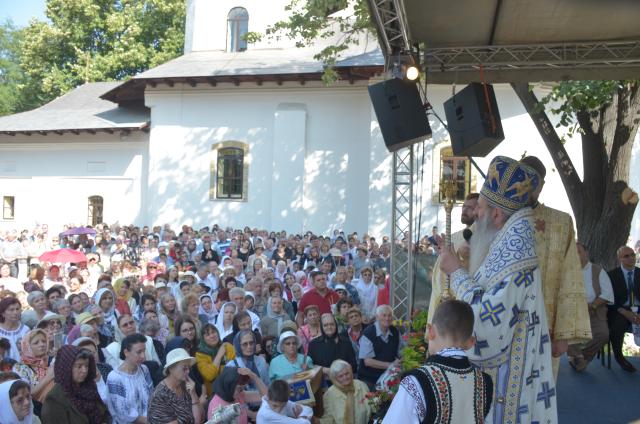 Biserica Ciurchi, solemnitate şi frumuseţe la primirea hainei luminoase a sfinţirii