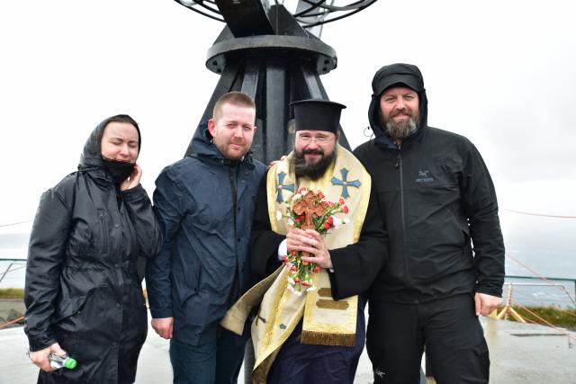 Părintele Episcop Macarie Drăgoi a înălțat Sfânta Cruce în punctul cel mai nordic al Europei (Capul Nordului, Norvegia)