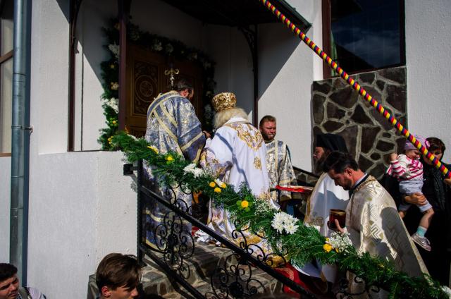 Înnoire şi sfinţire în Parohia Costişa II
