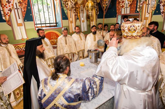 Înnoire şi sfinţire în Parohia Costişa II