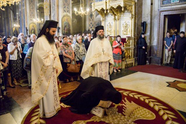 IPS Mitropolit Teofan: „Viața creștinului este o cruce prin urmarea lui Hristos și prin lepădare de sine”