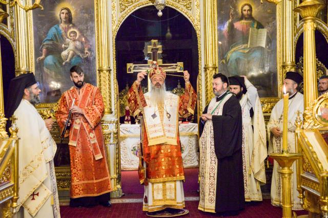 IPS Mitropolit Teofan: „Viața creștinului este o cruce prin urmarea lui Hristos și prin lepădare de sine”