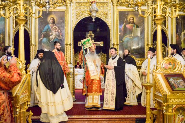 IPS Mitropolit Teofan: „Viața creștinului este o cruce prin urmarea lui Hristos și prin lepădare de sine”