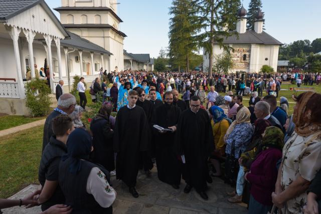 Hram la Vorona: „Să avem putere a privi chipul cel minunat al Preasfintei Născătoare de Dumnezeu”