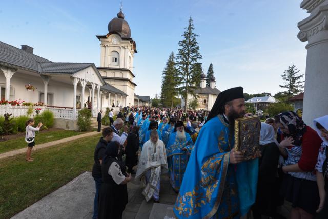 Hram la Vorona: „Să avem putere a privi chipul cel minunat al Preasfintei Născătoare de Dumnezeu”
