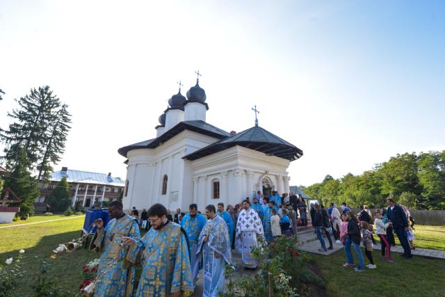 Hram la Vorona: „Să avem putere a privi chipul cel minunat al Preasfintei Născătoare de Dumnezeu”