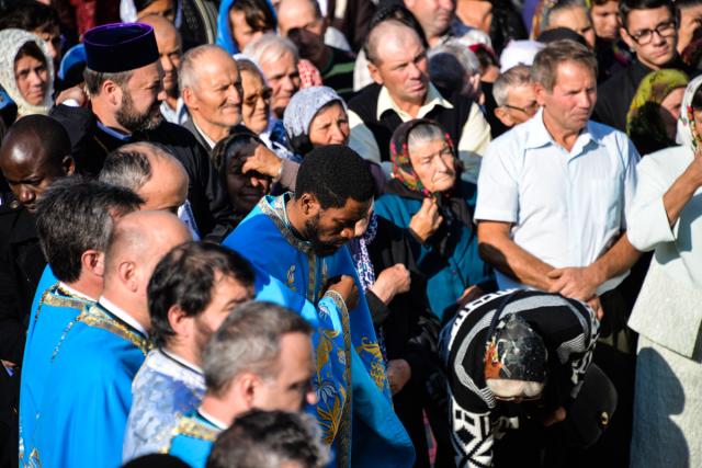 Hram la Vorona: „Să avem putere a privi chipul cel minunat al Preasfintei Născătoare de Dumnezeu”
