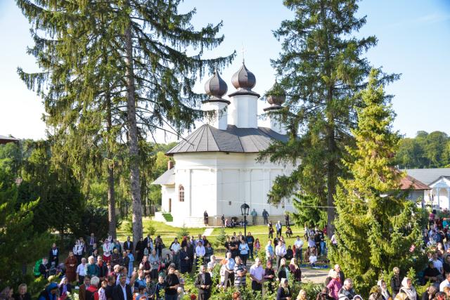 Hram la Vorona: „Să avem putere a privi chipul cel minunat al Preasfintei Născătoare de Dumnezeu”