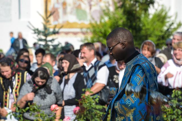Hram la Vorona: „Să avem putere a privi chipul cel minunat al Preasfintei Născătoare de Dumnezeu”