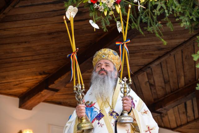 Hram la Vorona: „Să avem putere a privi chipul cel minunat al Preasfintei Născătoare de Dumnezeu”