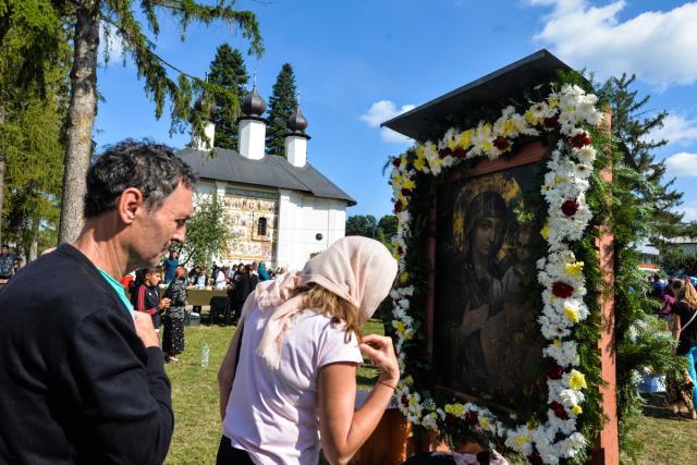 Hram la Vorona: „Să avem putere a privi chipul cel minunat al Preasfintei Născătoare de Dumnezeu”