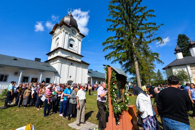Hram la Vorona: „Să avem putere a privi chipul cel minunat al Preasfintei Născătoare de Dumnezeu”