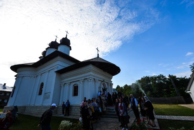 Hram la Vorona: „Să avem putere a privi chipul cel minunat al Preasfintei Născătoare de Dumnezeu”