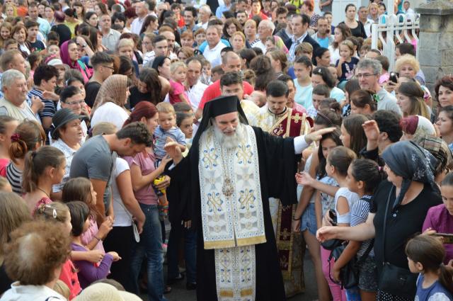 Rechizite pentru sute de copii din Bacău