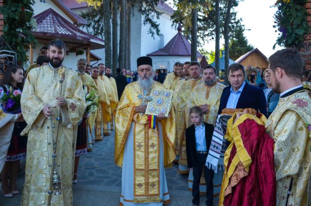 Resfințire de biserică la Corni: „Dumnezeu nu se lasă niciodată dator, ci El le răsplătește oamenilor care încearcă să împlinească cuvântul Său”