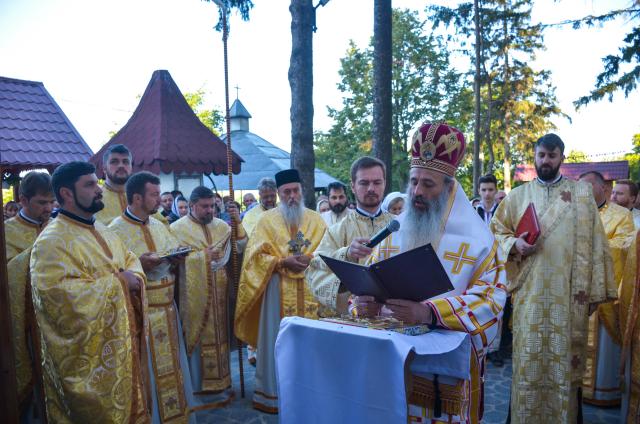 Resfințire de biserică la Corni: „Dumnezeu nu se lasă niciodată dator, ci El le răsplătește oamenilor care încearcă să împlinească cuvântul Său”