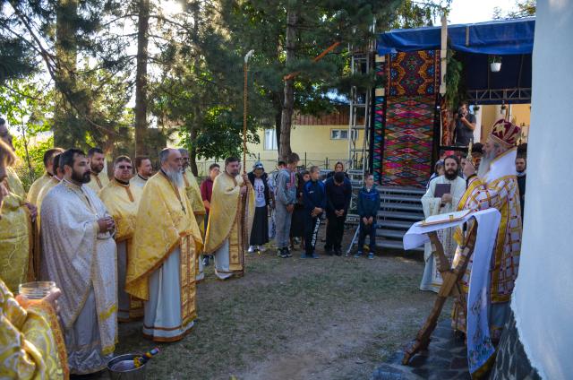 Resfințire de biserică la Corni: „Dumnezeu nu se lasă niciodată dator, ci El le răsplătește oamenilor care încearcă să împlinească cuvântul Său”