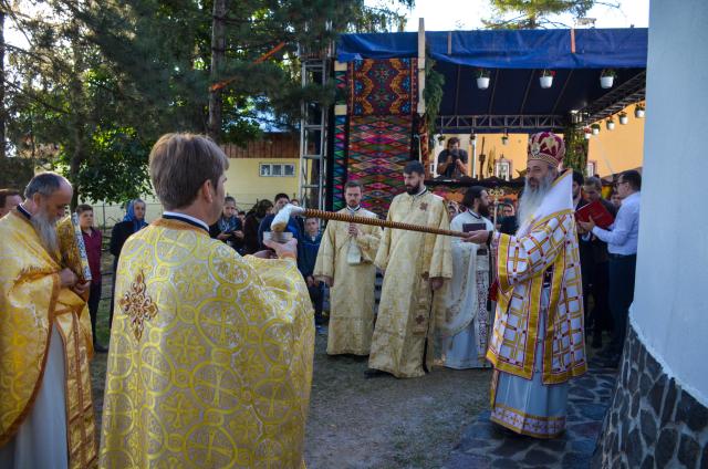 Resfințire de biserică la Corni: „Dumnezeu nu se lasă niciodată dator, ci El le răsplătește oamenilor care încearcă să împlinească cuvântul Său”