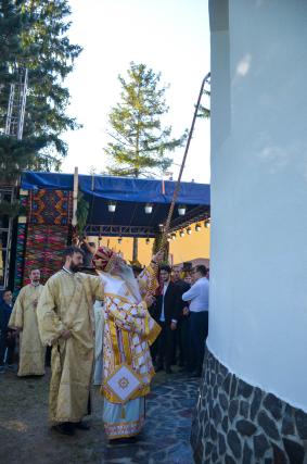 Resfințire de biserică la Corni: „Dumnezeu nu se lasă niciodată dator, ci El le răsplătește oamenilor care încearcă să împlinească cuvântul Său”