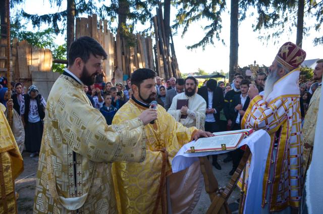 Resfințire de biserică la Corni: „Dumnezeu nu se lasă niciodată dator, ci El le răsplătește oamenilor care încearcă să împlinească cuvântul Său”