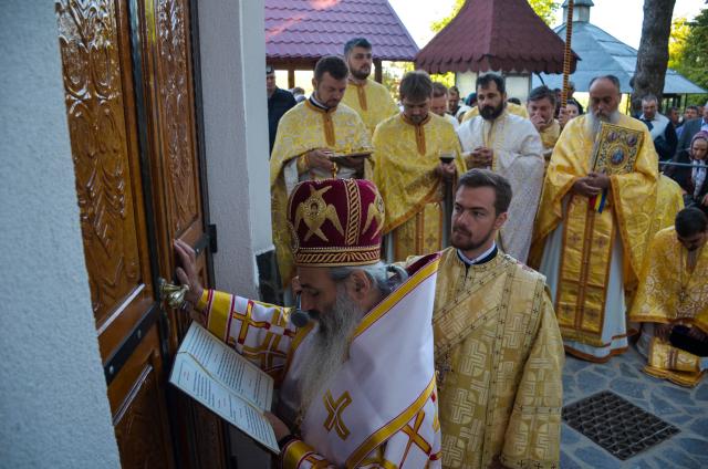 Resfințire de biserică la Corni: „Dumnezeu nu se lasă niciodată dator, ci El le răsplătește oamenilor care încearcă să împlinească cuvântul Său”