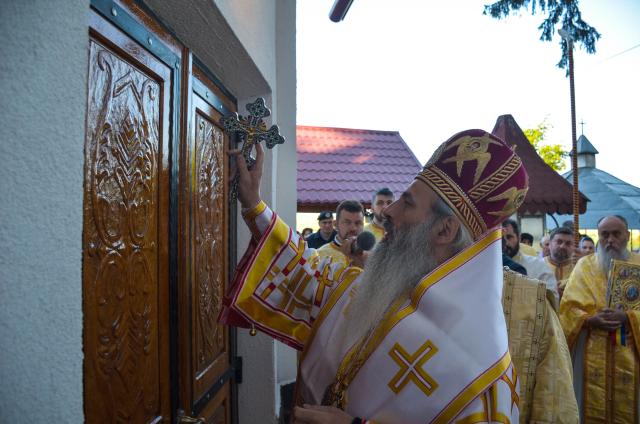 Resfințire de biserică la Corni: „Dumnezeu nu se lasă niciodată dator, ci El le răsplătește oamenilor care încearcă să împlinească cuvântul Său”