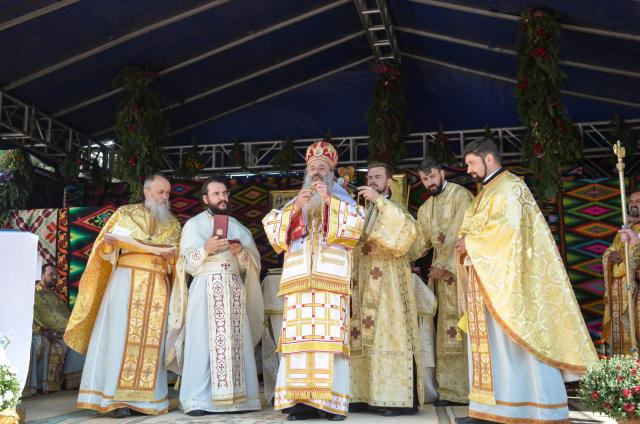 Resfințire de biserică la Corni: „Dumnezeu nu se lasă niciodată dator, ci El le răsplătește oamenilor care încearcă să împlinească cuvântul Său”