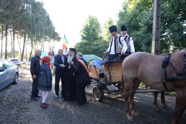 IPS Teofan a resfințit Biserica „Sfinții Arhangheli Mihail şi Gavriil” din Poiana, comuna Vorona
