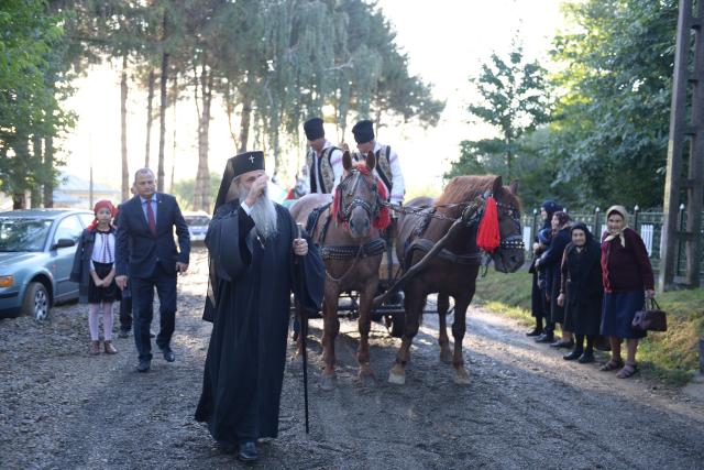 IPS Teofan a resfințit Biserica „Sfinții Arhangheli Mihail şi Gavriil” din Poiana, comuna Vorona