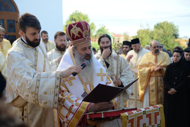 IPS Teofan a resfințit Biserica „Sfinții Arhangheli Mihail şi Gavriil” din Poiana, comuna Vorona