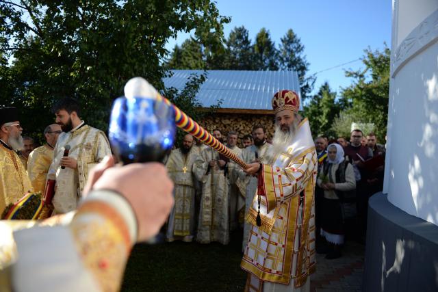 IPS Teofan a resfințit Biserica „Sfinții Arhangheli Mihail şi Gavriil” din Poiana, comuna Vorona
