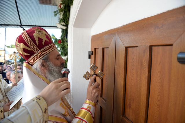 IPS Teofan a resfințit Biserica „Sfinții Arhangheli Mihail şi Gavriil” din Poiana, comuna Vorona
